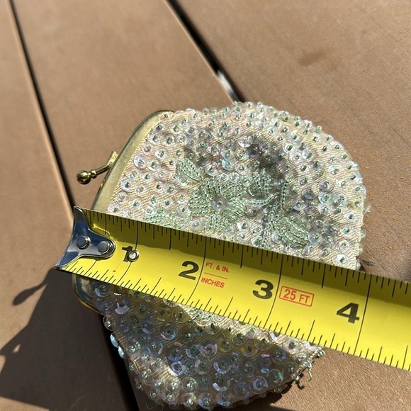 Vintage hand mint greet beaded gold kisslock change purse with green lining - Picture 6 of 8